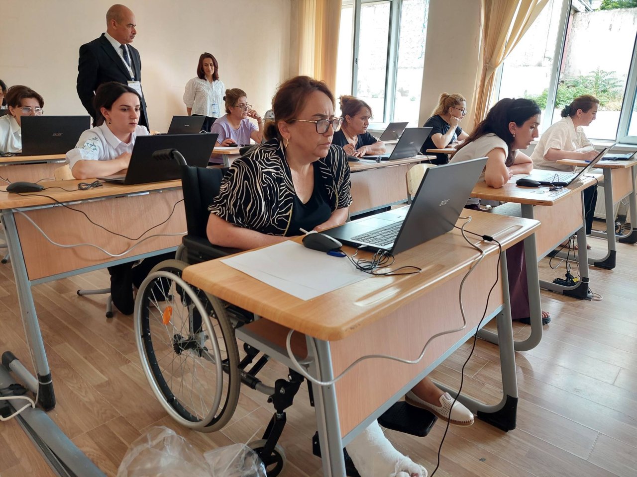 Ayağı zədəli halda imtahana gəldi, yüksək nəticə göstərdi – FOTO  