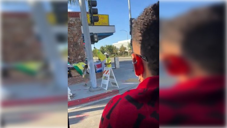 Neymar səyyar satıcılardan forma aldı - VİDEO Neymar səyyar satıcılardan forma aldı - VİDEO