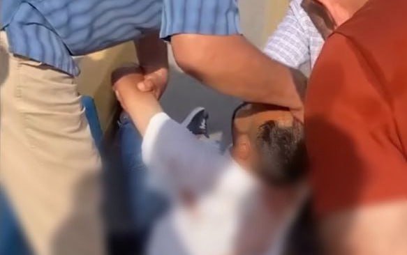 Sürücü avtobusu qapısı açıq halda idarə ETDİ - Sərnişin yola YIXILDI – VİDEO