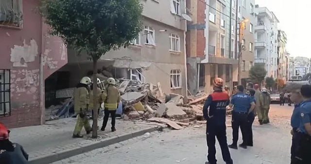 İstanbulda dördmərtəbəli binanın bir hissəsi uçdu - VİDEO