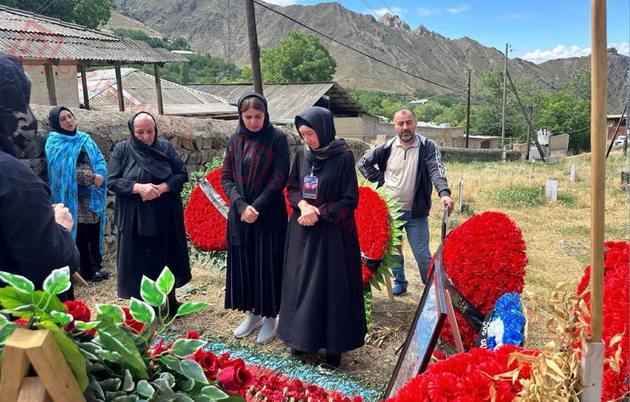 Şəhid anaları Ceyhun Hüseynovun məzarı başında – FOTO/VİDEO - foto 2