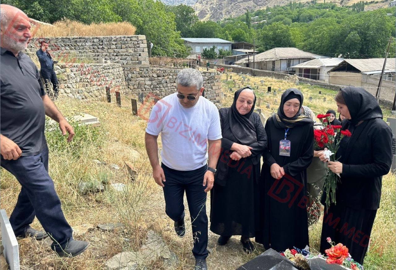 Şəhid anaları Ceyhun Hüseynovun məzarı başında – FOTO/VİDEO - foto 4