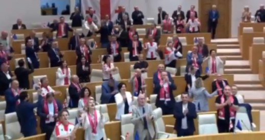 Gürcüstan parlamentində deputatlar rəqs etdi - ANBAAN VİDEO Gürcüstan parlamentində deputatlar rəqs etdi - ANBAAN VİDEO