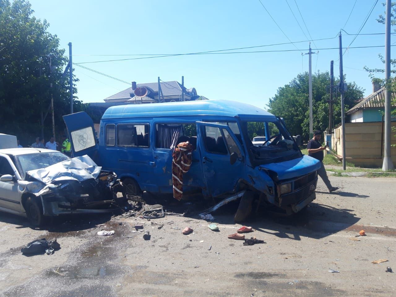 Biləsuvarda mikroavtobusla avtomobil toqquşdu: 12 yaralı – VİDEO 
