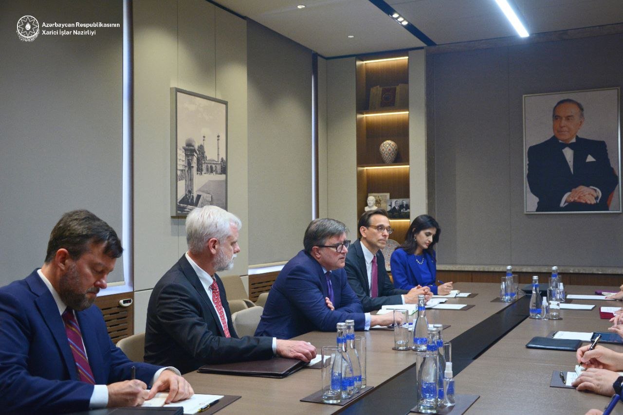 Ceyhun Bayramov Ceyms O’Braynla regional məsələləri müzakirə etdi – FOTO   - foto 1