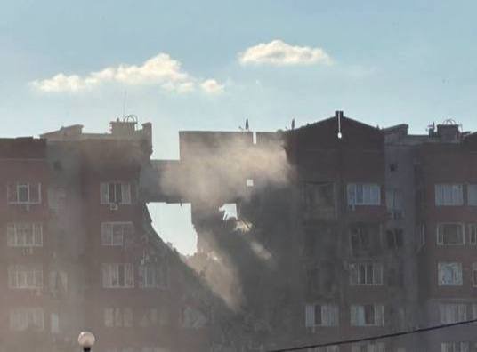 Ruslar Dneprdə yaşayış binasını raketlə VURDULAR - FOTO/VİDEO  - foto 1