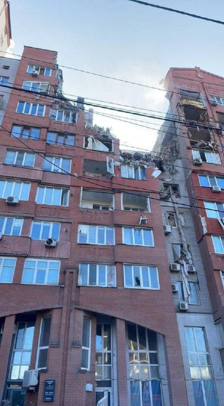 Ruslar Dneprdə yaşayış binasını raketlə VURDULAR - FOTO/VİDEO  - foto 2
