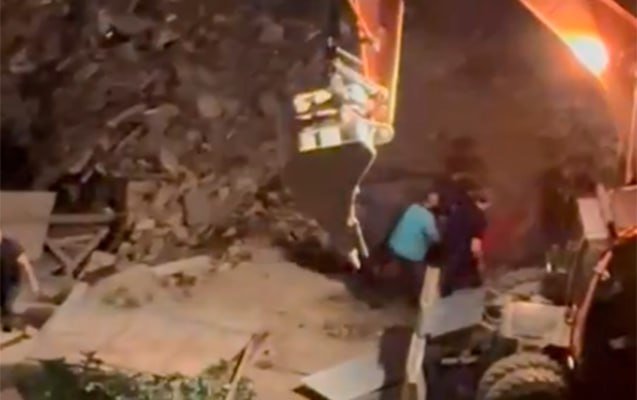 Bakıda gecə söküntü aparıldı: Qadını evindən zorla çıxardılar - VİDEO