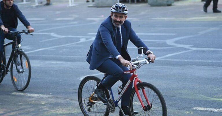 Paşinyan velosipedi “işıq” adlandırdı - VİDEO