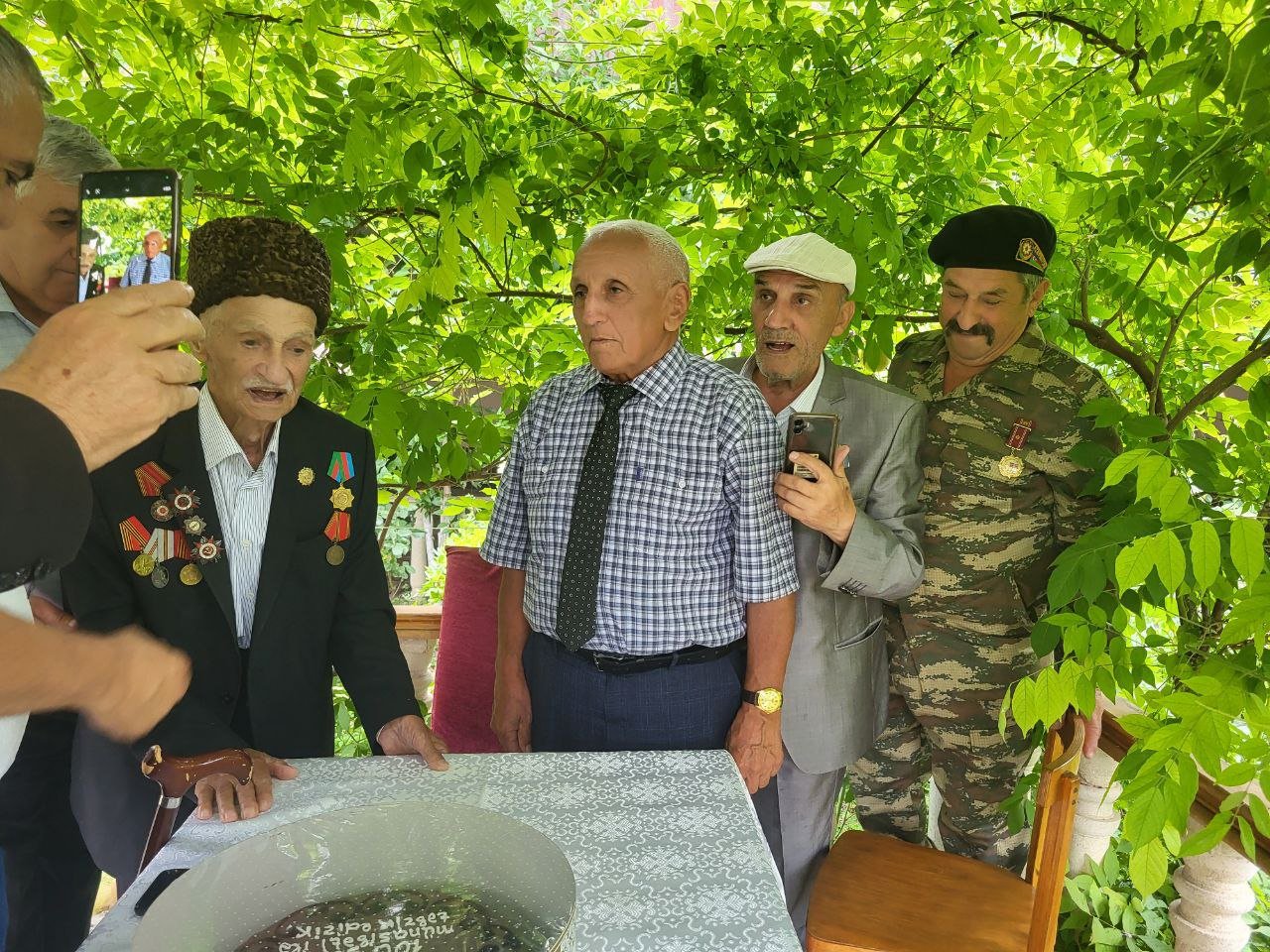 Veteranlar ad günündən bir gün öncə 100 yaşlı Məhəmməd kişiyə nə sürpriz etdilər? - FOTO/VİDEO - foto 4