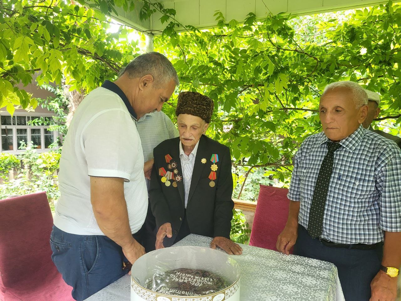 Veteranlar ad günündən bir gün öncə 100 yaşlı Məhəmməd kişiyə nə sürpriz etdilər? - FOTO/VİDEO - foto 3