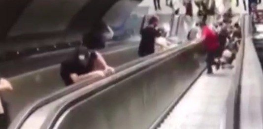 İzmir metrosunda eskalatorda problem yarandı: 11 nəfər xəsarət aldı - VİDEO