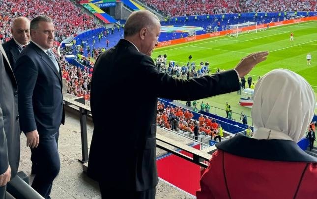 Ərdoğan Niderland-Türkiyə oyununda - FOTO/VİDEO