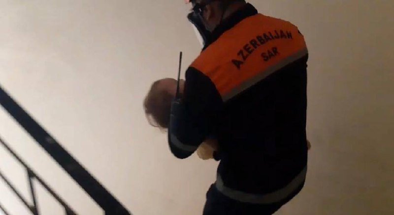 Bakıda yaşayış binasında yanğın oldu - FOTO/VİDEO - foto 3
