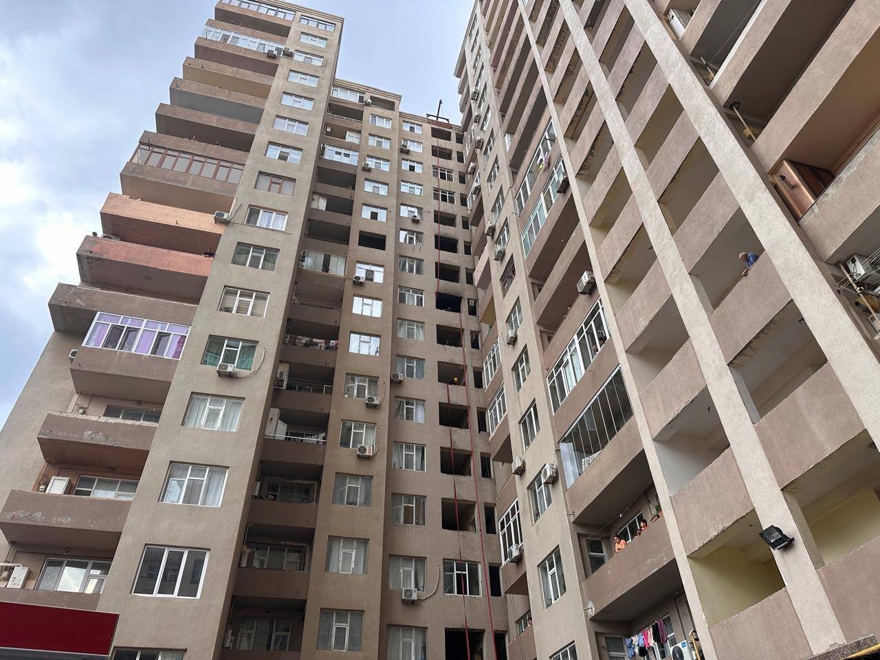 Bakıda yaşayış binasında yanğın oldu - FOTO/VİDEO - foto 1
