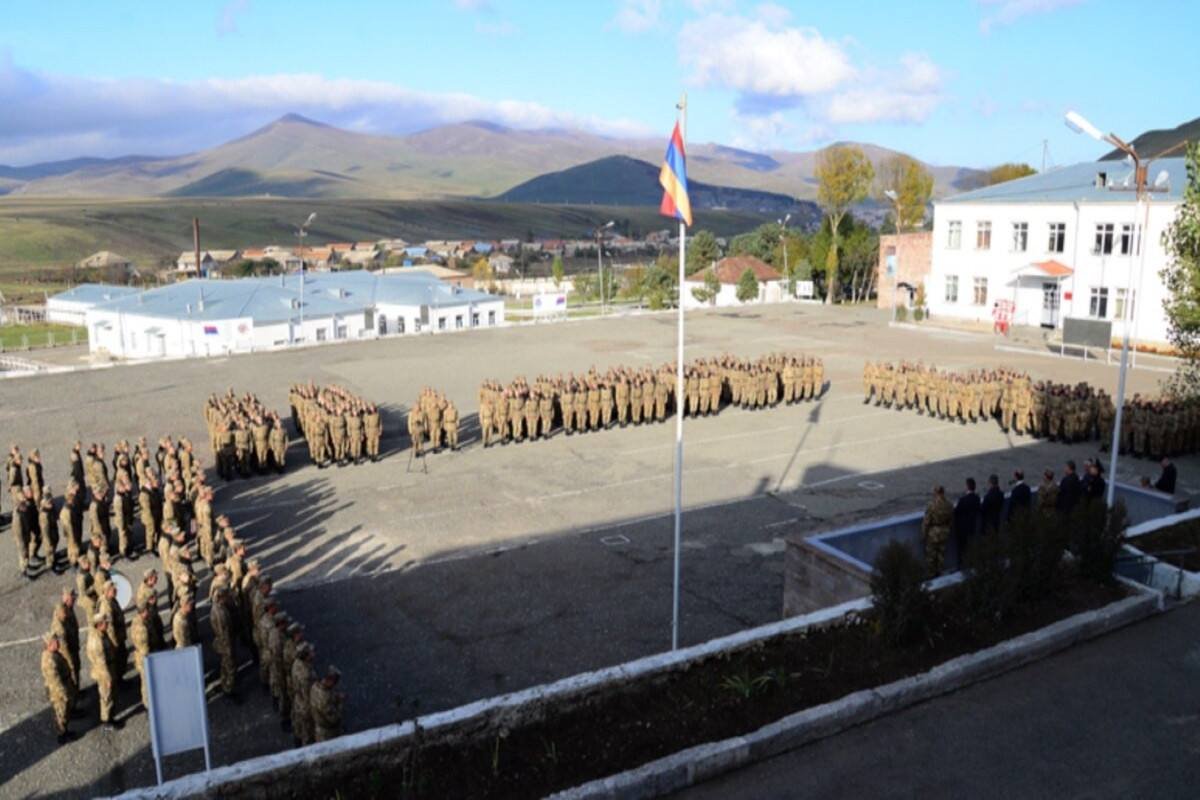 Ermənistanda mülki şəxslər hərbi hissəyə hücum etdilər