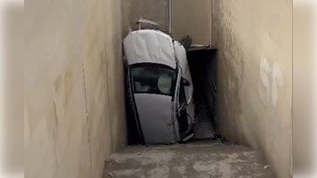 Bakıda avtomobil piyada keçidinə düşdü – VİDEO  
