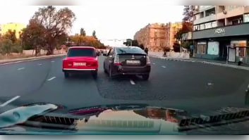 Bakıda sürücü qəsdən digər avtomobili vurdu – VİDEO 