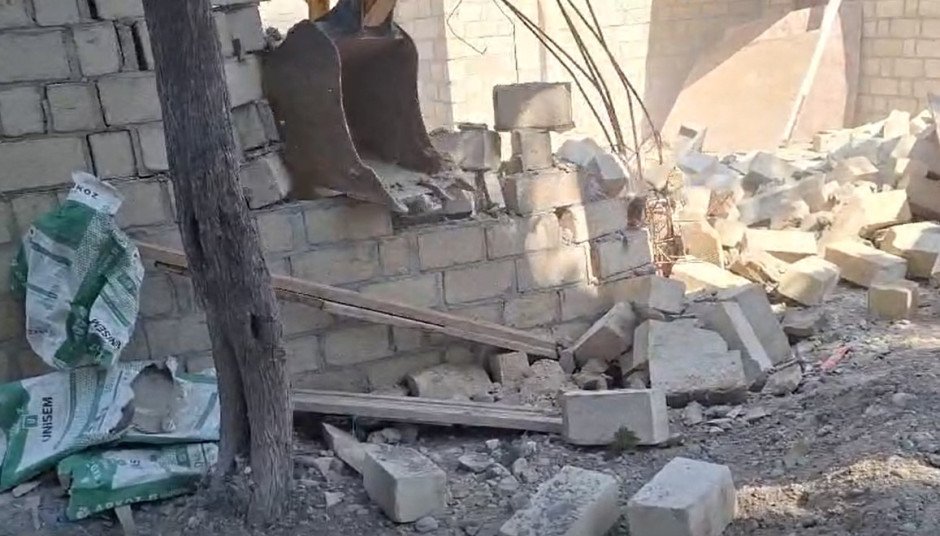 Gəncədə daha bir qanunsuz tikili söküldü – FOTO/VİDEO   - foto 2
