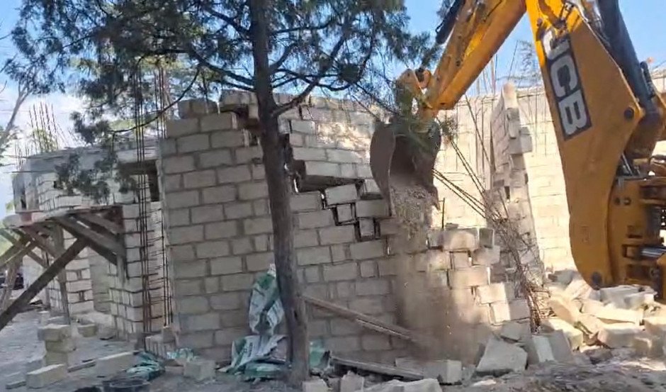 Gəncədə daha bir qanunsuz tikili söküldü – FOTO/VİDEO   - foto 1