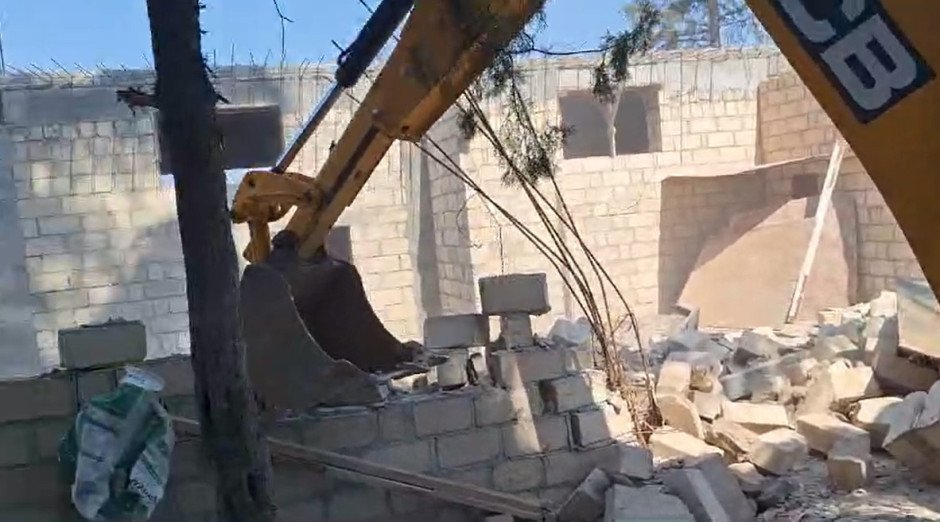 Gəncədə daha bir qanunsuz tikili söküldü – FOTO/VİDEO   - foto 3