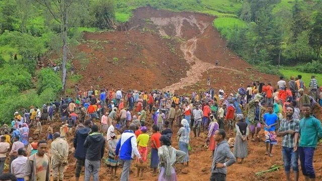 Efiopiyada yüzlərlə insan torpaq altında qaldı - FOTO/VİDEO - foto 1