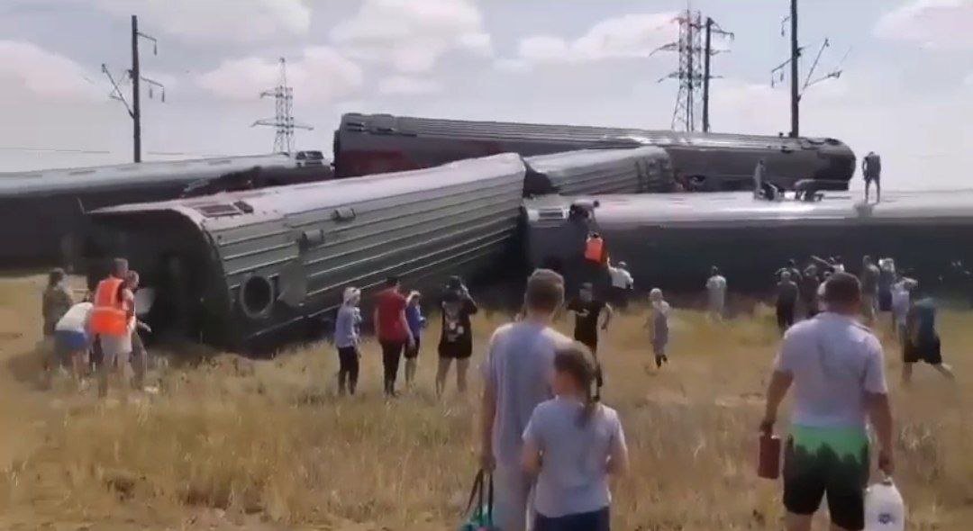 Rusiyada sərnişin qatarı relsdən çıxdı: Çoxlu yaralı var - VİDEO