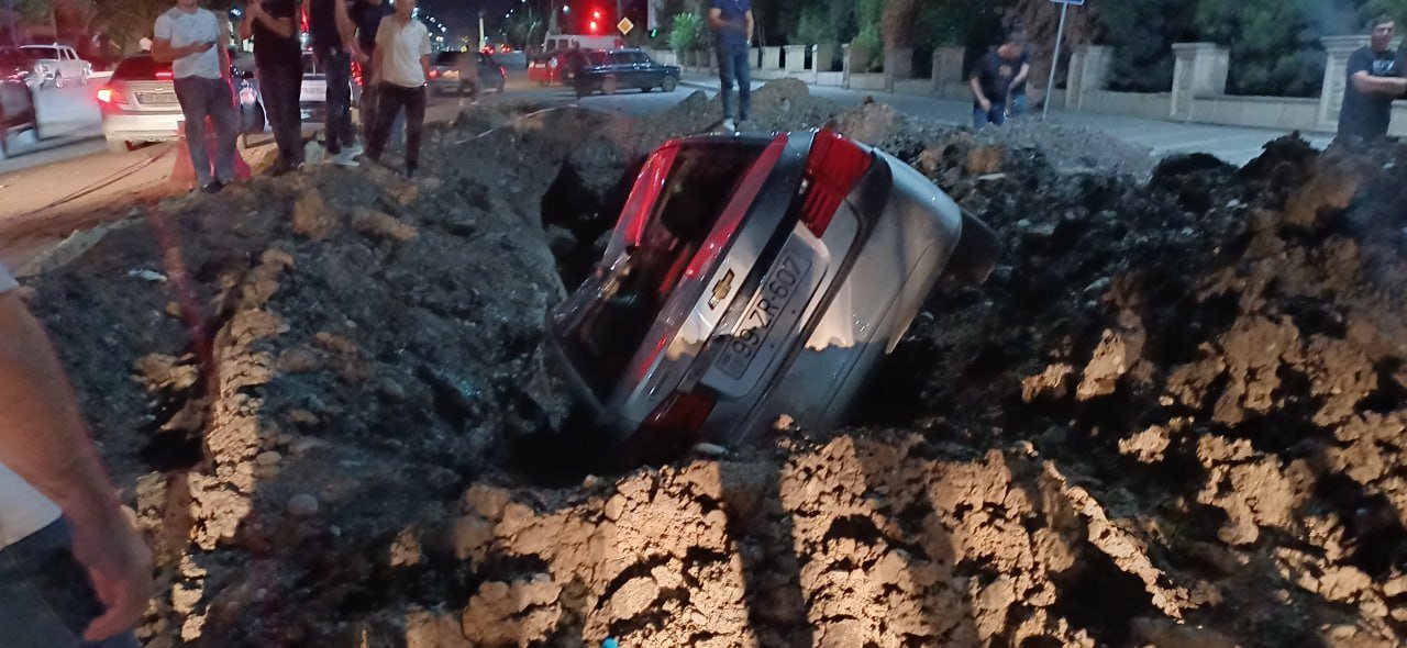 Gəncədə avtomobil yolda qazılmış xəndəyə DÜŞÜB - FOTO/VİDEO - foto 1