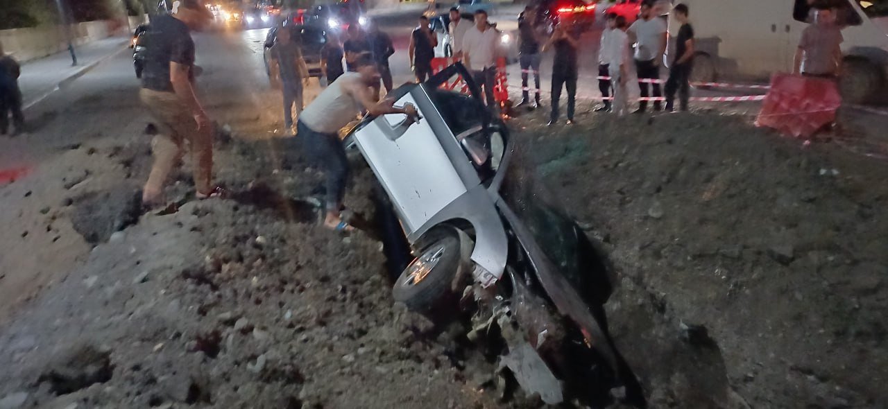 Gəncədə avtomobil yolda qazılmış xəndəyə DÜŞÜB - FOTO/VİDEO