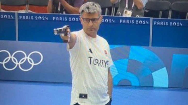 Türkiyəli idmançı əli cibində medal qazandı &ndash; VİDEO 