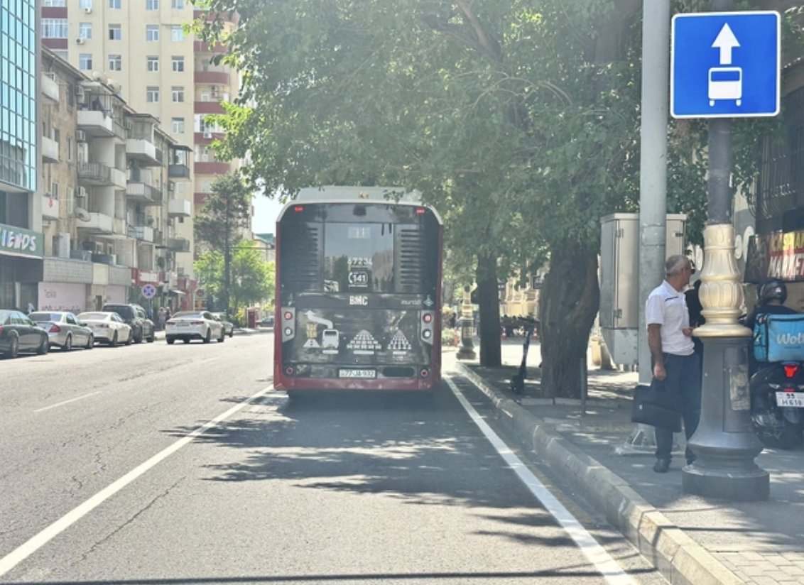 Bakıda bir küçəyə avtobus zolağı çəkildi - FOTO - foto 3