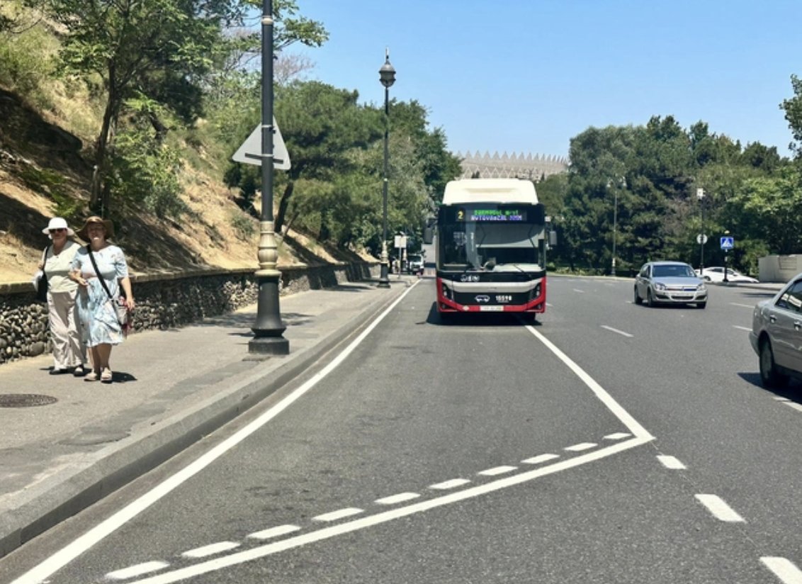 Bakıda bir küçəyə avtobus zolağı çəkildi - FOTO - foto 2