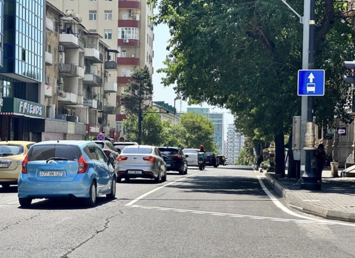 Bakıda bir küçəyə avtobus zolağı çəkildi - FOTO