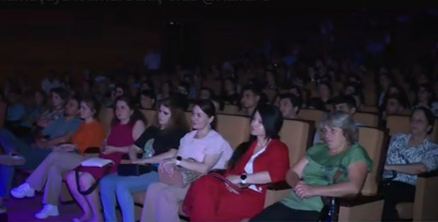 Şəkidə yeni tamaşaya ictimai baxış keçirildi - FOTO - foto 1