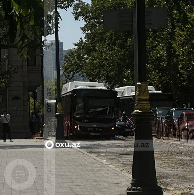 Bakıda sərnişin avtobusu çuxura düşdü - foto 2