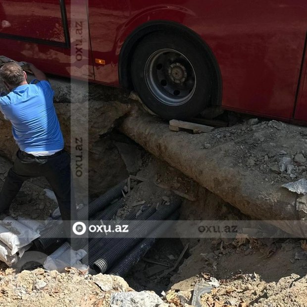 Bakıda sərnişin avtobusu çuxura düşdü - foto 3