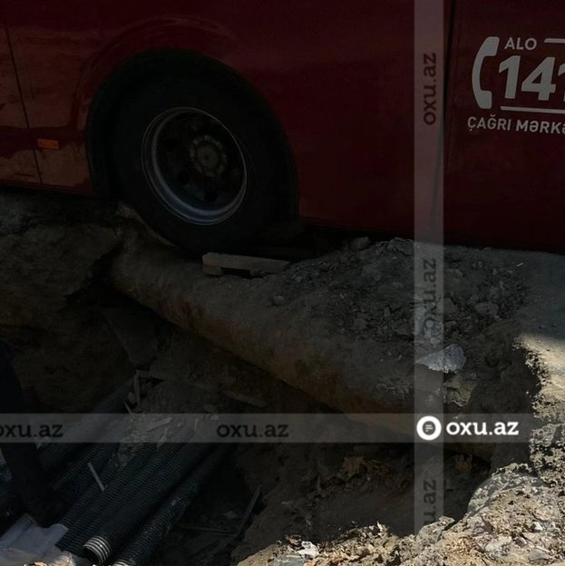 Bakıda sərnişin avtobusu çuxura düşdü - foto 1