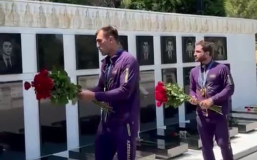 Olimpiya çempionlarımız Şəhidlər xiyabanında – VİDEO Olimpiya çempionlarımız Şəhidlər xiyabanında – VİDEO