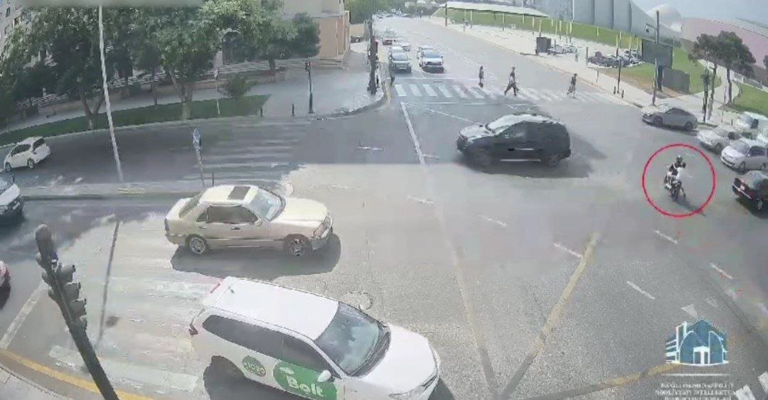 Moped sürücüsü yenə qırmızı işıqdan keçdi - ANBAAN VİDEO