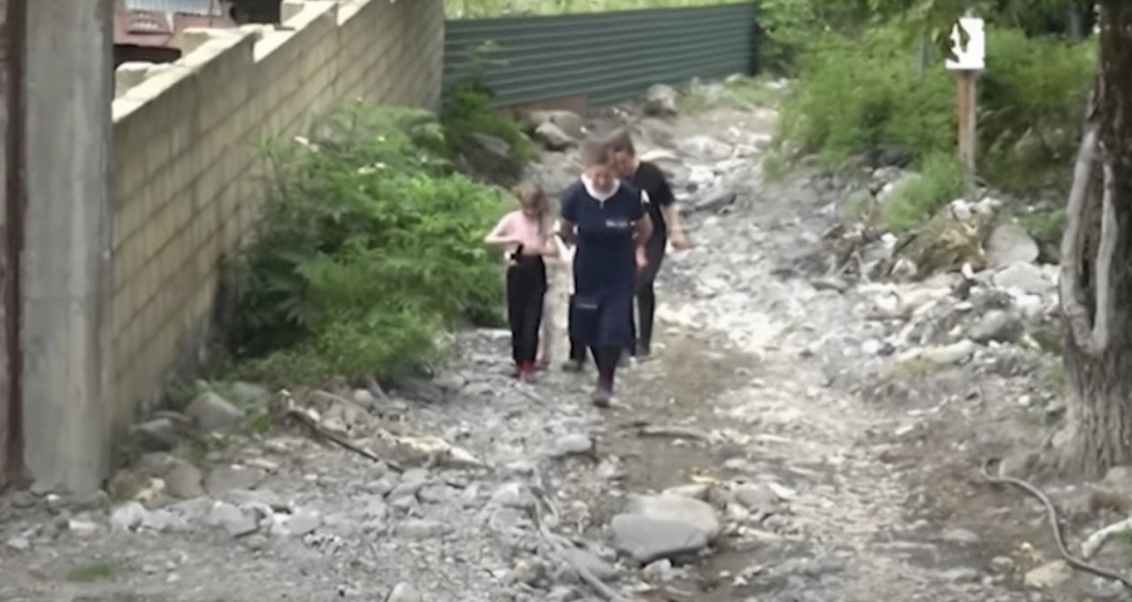 Oğuzda sel yolu dağıdıb &mdash; VİDEO