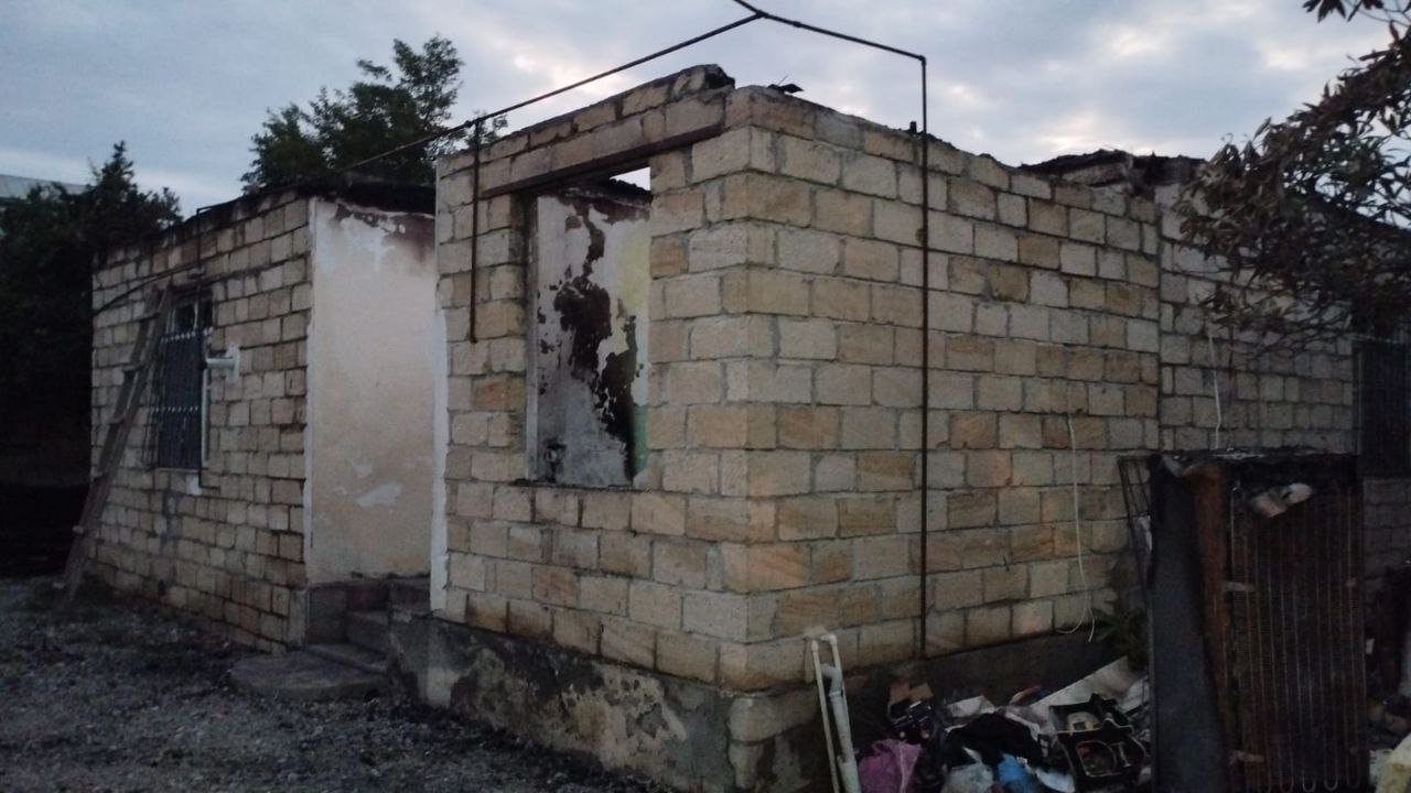 Ağdamda ev yanaraq külə dönüb &ndash; FOTO