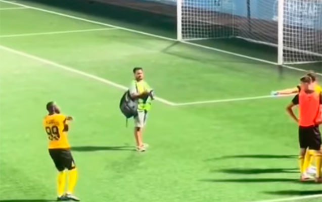 “Neftçi”nin futbolçusu azarkeşlərinə əşya atdı - VİDEO “Neftçi”nin futbolçusu azarkeşlərinə əşya atdı - VİDEO
