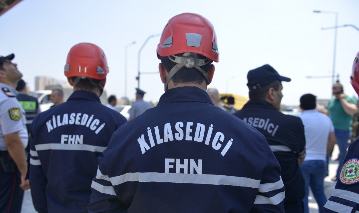 Mənzildə bağlı qapı arxasında köməksiz qalan şəxsin meyiti tapıldı &ndash; VİDEO 