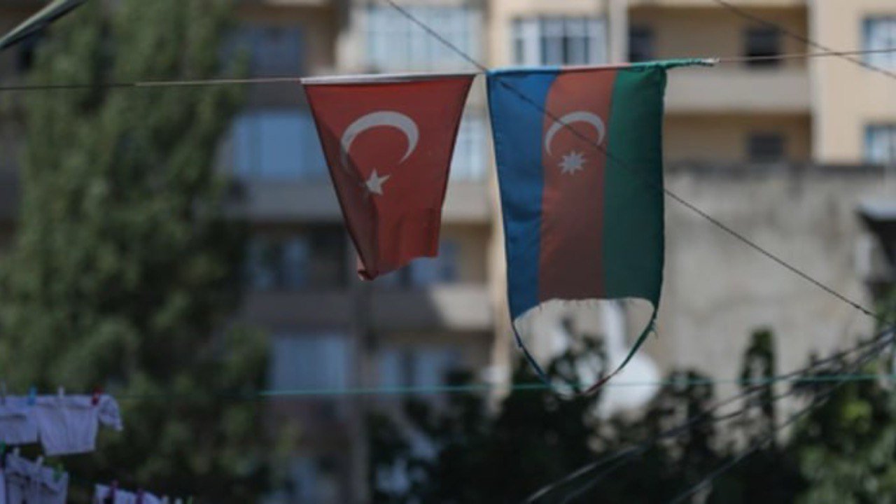 Tərs asılmış, solmuş Dövlət ATRİBUTU – Bayrağı harada və necə ASMAQ LAZIMDIR? – ARAŞDIRMA - foto 3