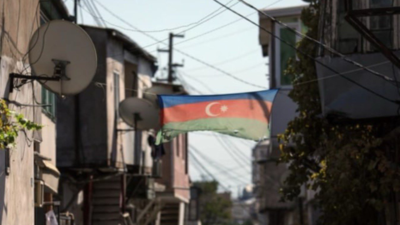 Tərs asılmış, solmuş Dövlət ATRİBUTU – Bayrağı harada və necə ASMAQ LAZIMDIR? – ARAŞDIRMA - foto 1