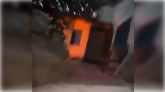 Kişi itini xilas etmək üçün özünü alovun içinə ATDI - VİDEO