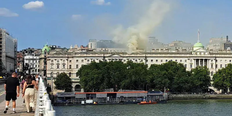 Londonda tarixi bina YANIR - FOTO/VİDEO - foto 1