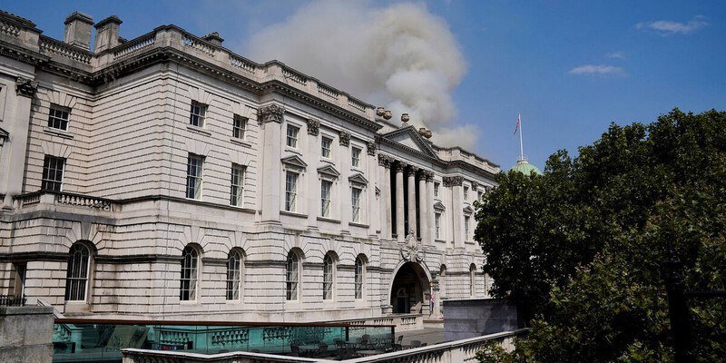Londonda tarixi bina YANIR - FOTO/VİDEO