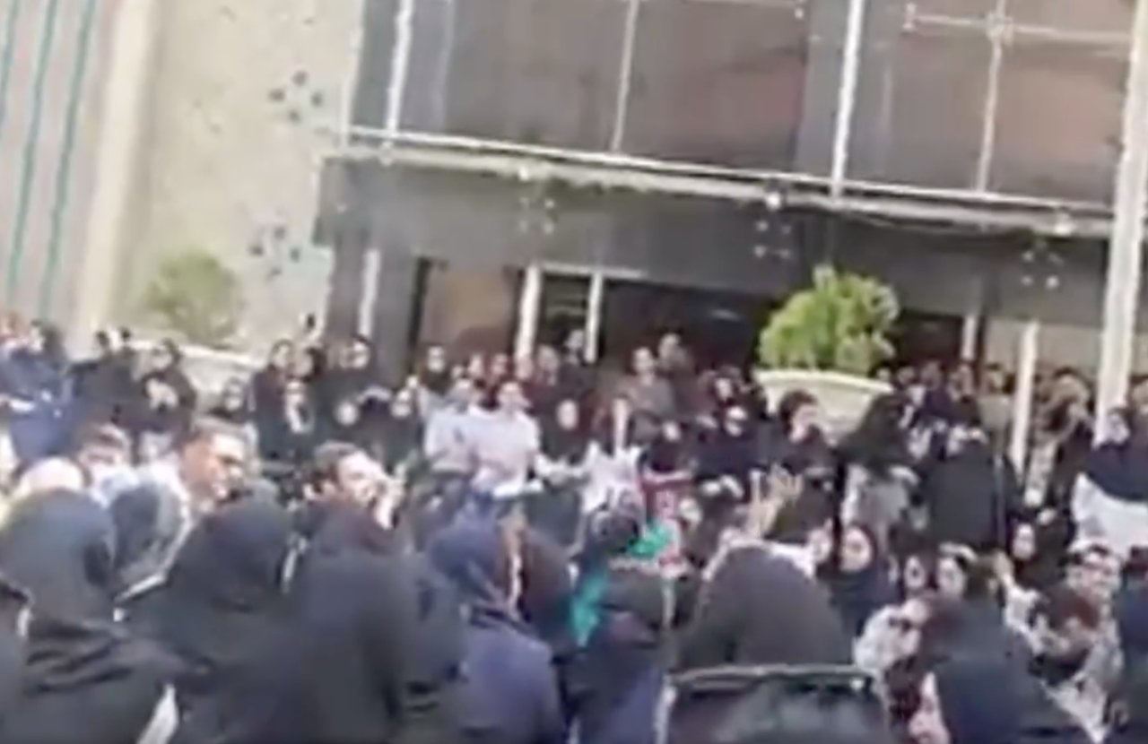 İranda etiraz: “Tibb işçisi ölər, zülmü qəbul etməz!” - VİDEO İranda etiraz: “Tibb işçisi ölər, zülmü qəbul etməz!” - VİDEO