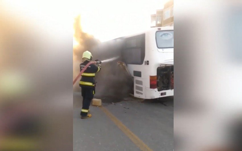 Bakıda sərnişin avtobusu yandı &ndash; VİDEO 